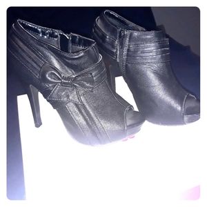 ⛔SOLD⛔Black Open-Toe Ankle Boots W/ Bowtie